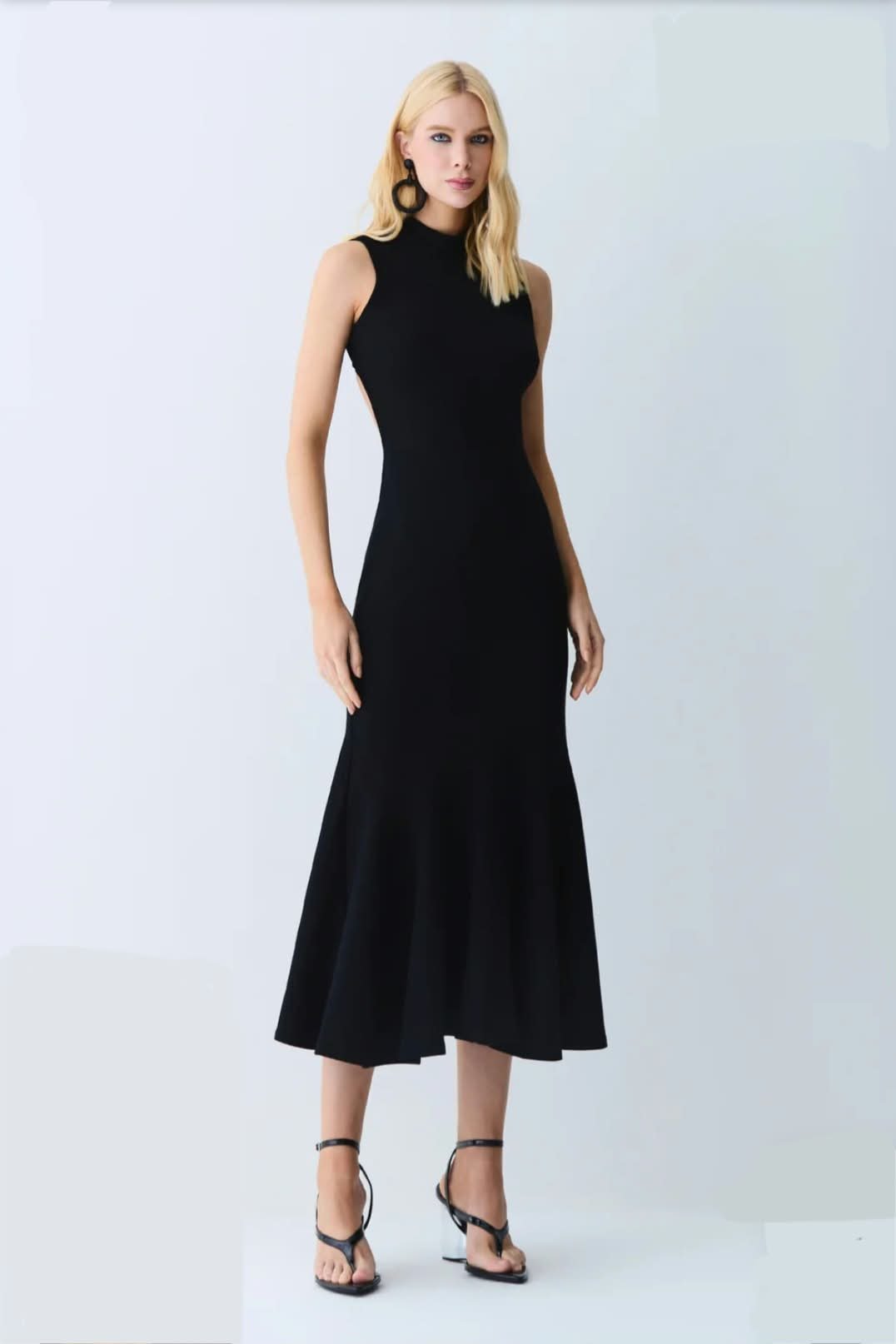 Vestido Midi Barra Com Roda Ampla E Abertura Costas
