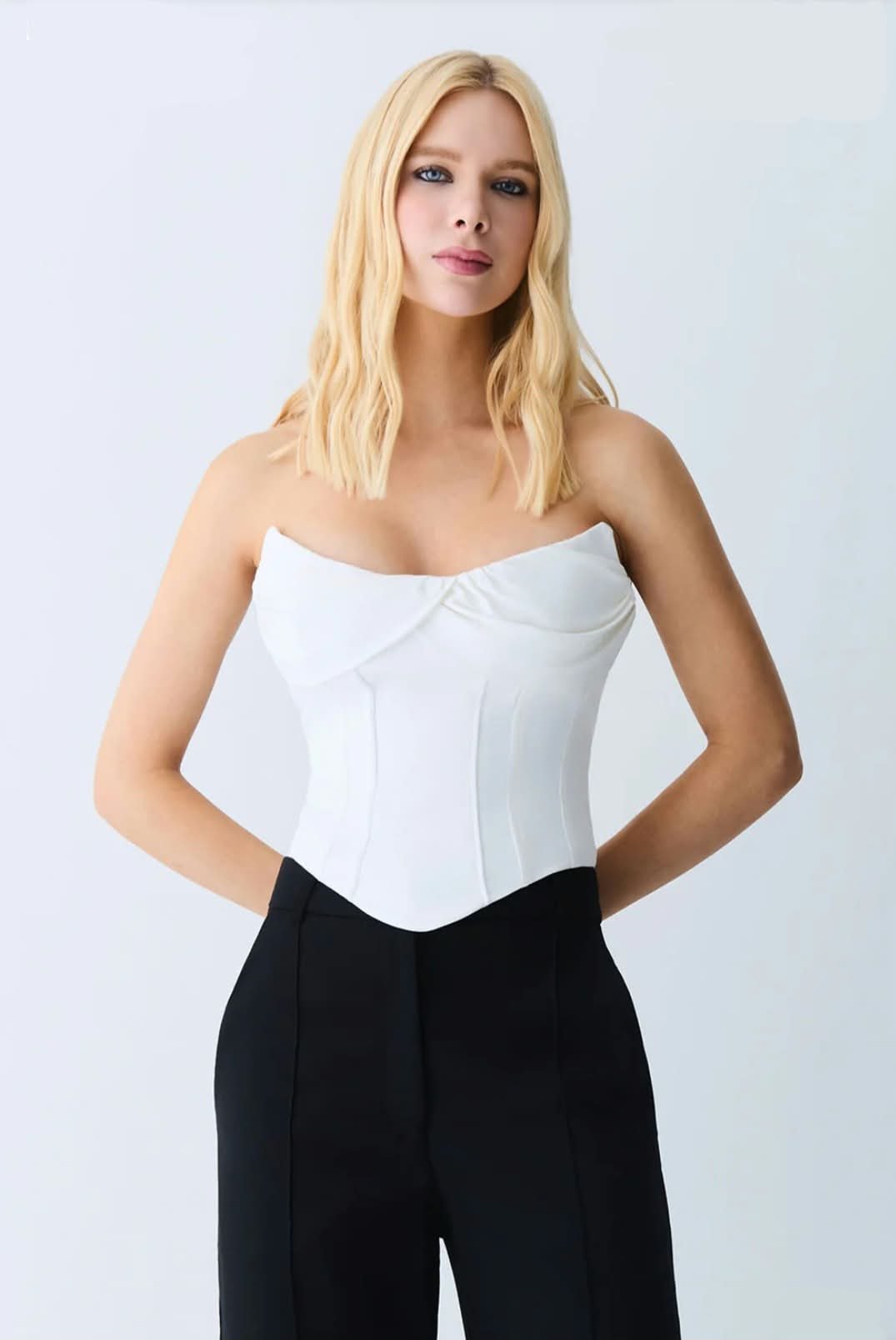 Cropped Tomara que Caia Recorte e Detalhe Busto