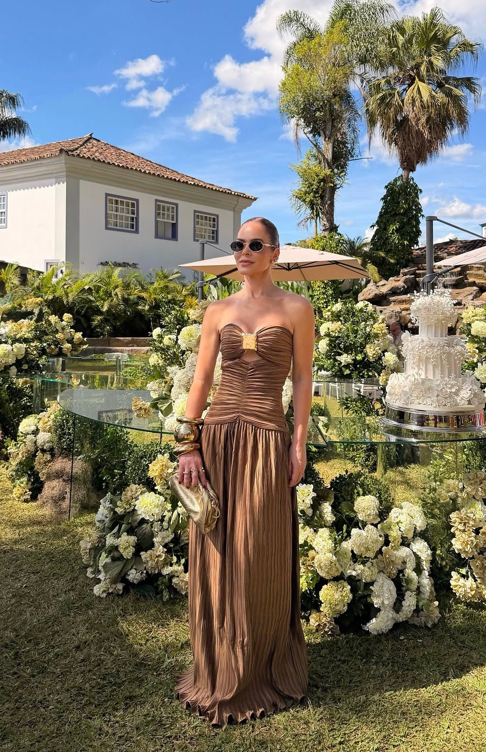 Vestido Longo Plissado Com Recortes e Fivela Dourada