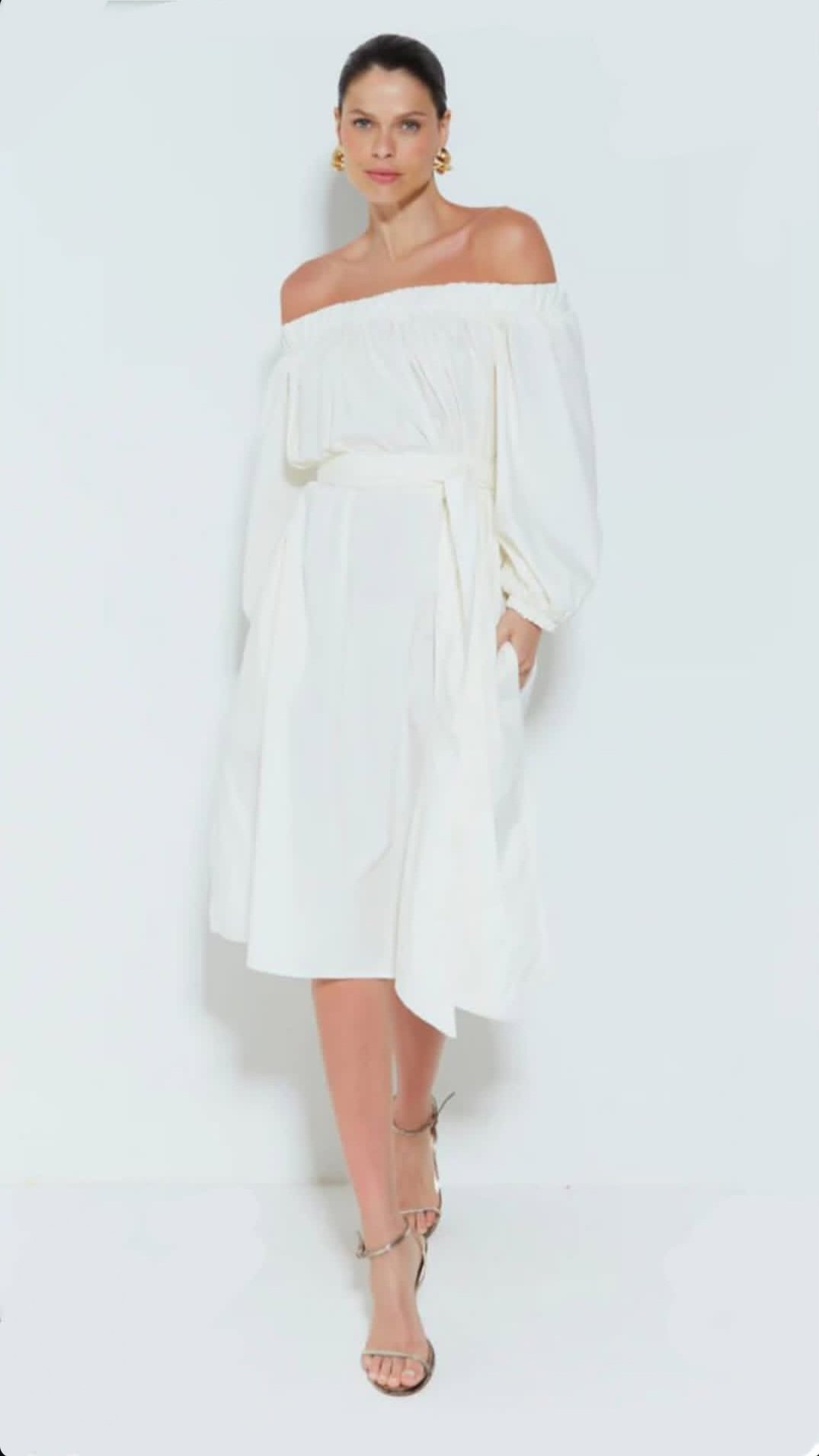 Vestido Curto Ombro a Ombro Com Fendas Laterais